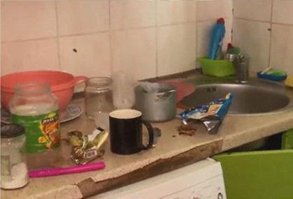 Baiat încuiat în casă 3 zile