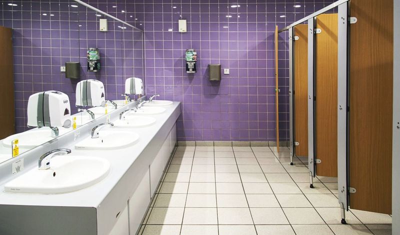 S-a &icirc;mbogățit &icirc;n urma unei căzături &icirc;n baia unui mall din capitală!