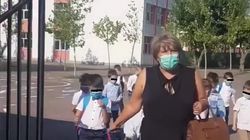 Imagini șocante! O învățătoare își ține elevii cu sfoară, pentru a respecta regulile de distanțare socială!