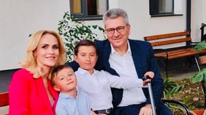 Gabriela Firea și Florentin Pandele, alături de copiii lor Gabriela Firea și Florentin Pandele, în clasă alături de copii, deși este interzis