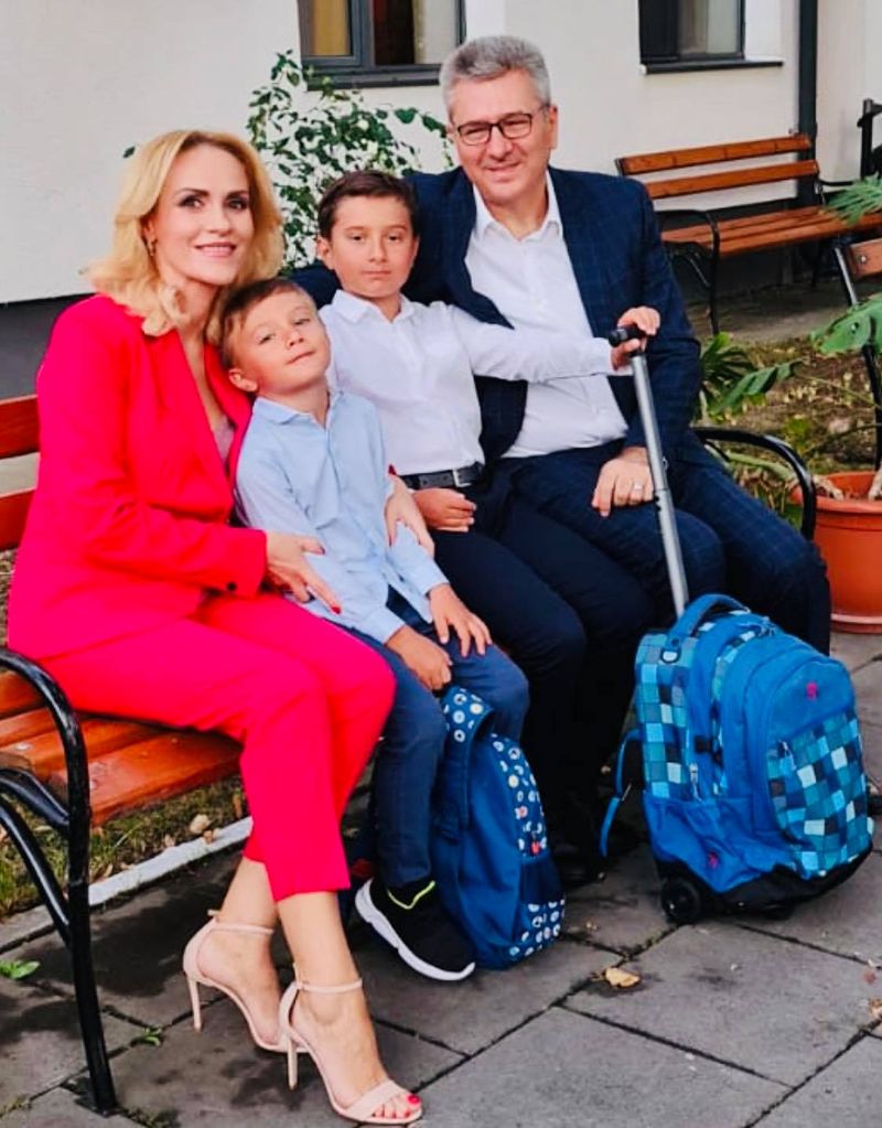 Gabriela Firea și Florentin Pandele, alături de copiii lor Gabriela Firea și Florentin Pandele, în clasă alături de copii, deși este interzis