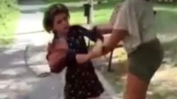 O fetiță de opt ani din Motru este snopită în bătaie de altă fată cu trei ani mai mare! Polițiștii au luat măsuri și au deschis o anchetă. Imaginile sunt șocante!