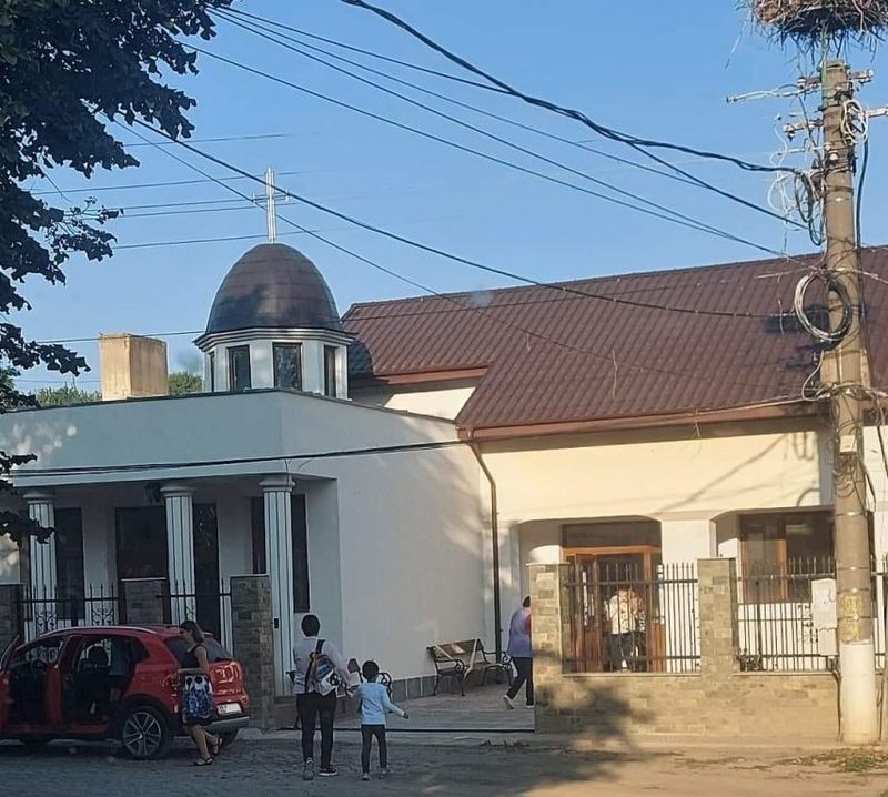Zeci de elevi sunt nevoiți să facă cursurile &icirc;ntr-o capelă mortuară
