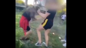 Fata de 13 ani, din Târgu Jiu, lovită cu piciorul în cap de agresoare