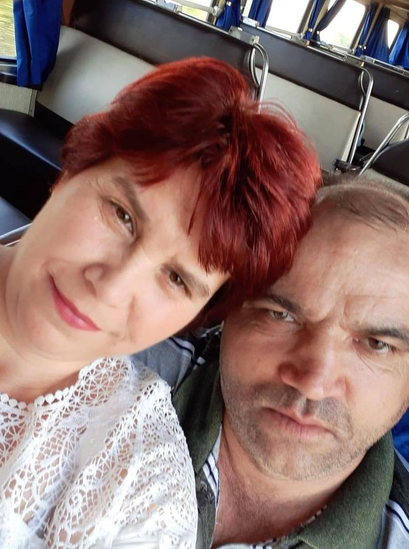 Un bărbat și-a ucis cu un topor soția, după care s-a spânzurat