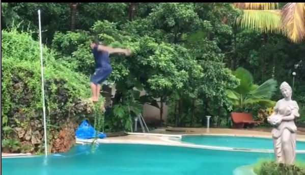 Salman Khan se arunca in piscina