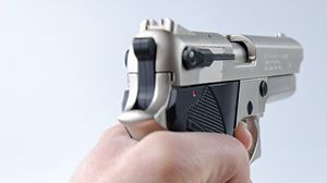 A tras cu arma