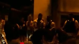Momentul incredibil când tânăra ”karatistă” din Constanța împarte picioare polițiștilor!