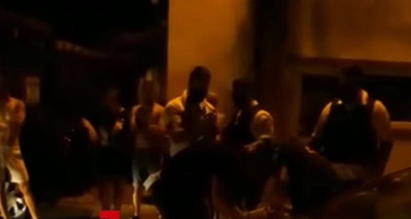 Momentul incredibil când tânăra ”karatistă” din Constanța împarte picioare polițiștilor!