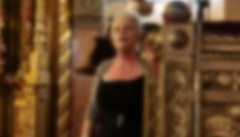 O femeie a fost dată afară cu jandarmii, după ce a început să țipe
