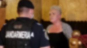 O femeie a fost dată afară cu jandarmii, după ce a început să țipe