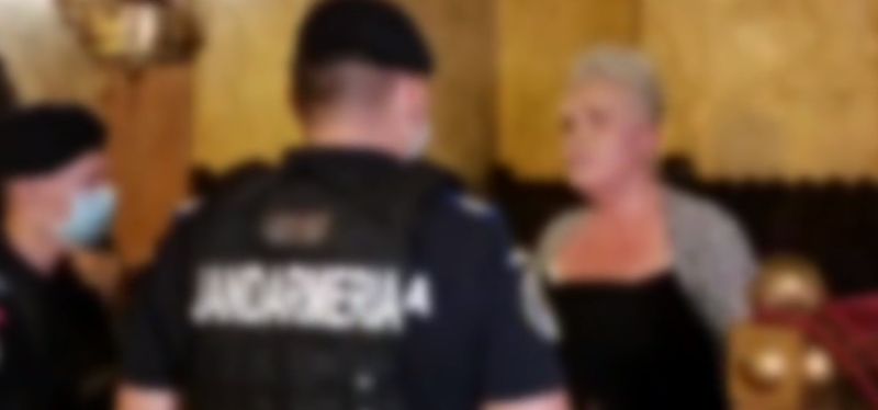 O femeie a fost dată afară cu jandarmii, după ce a început să țipe