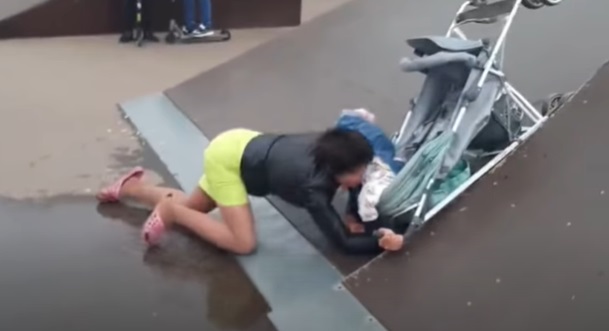 Momentul în care femeia aflată sub influența alcoolului cade peste copilul ei rusia