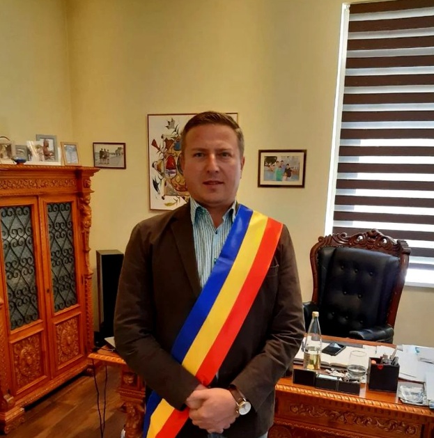 Primar și-a umilit fetița