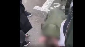 Un adolescent a fost pus să le pupe picioarele altor doi băieți