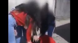 Scene șocante filmate în Râmnicu Sărat! O tânără este bătută și umilită de mai multe fete: „Îți rup părul din cap dacă nu te...”