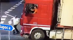 Bărbat lovit de TIR