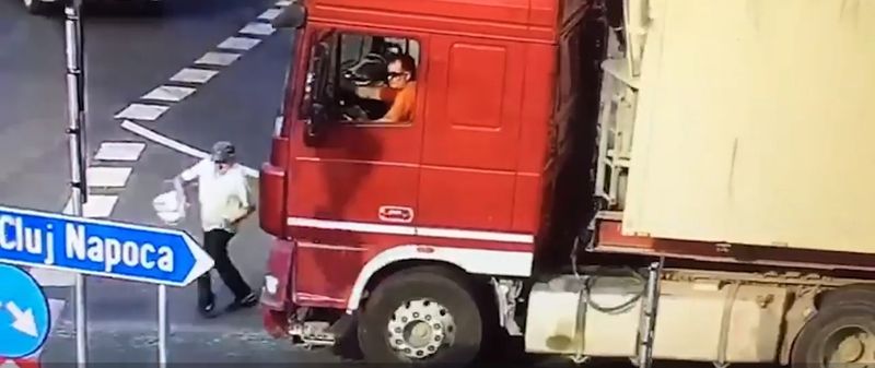 Bărbat lovit de TIR