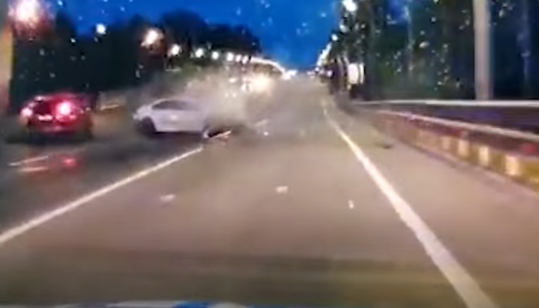 Un puști a furat mașina tatălui și a mers cu 200km/h