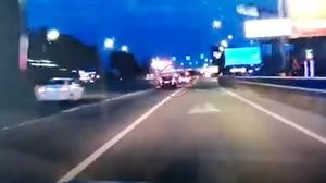 Un puști a furat mașina tatălui și a mers cu 200km/h