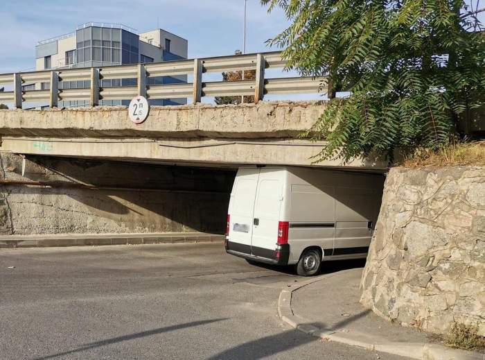 Un șofer a rămas blocat cu duba într-un pasaj