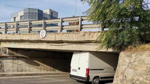 Un șofer a rămas blocat cu duba într-un pasaj