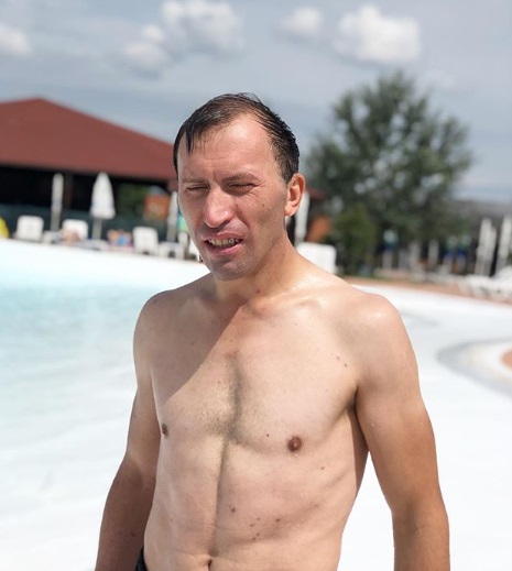 Viorel Stegaru, la piscină  vulpita si viorel