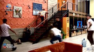 Marinescu , atacat de șase băieți din casă