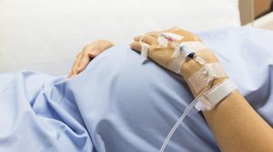 Medici din Ploiești au uitat un pansament în abdomenul unei mame, după naștere! "Aveam frisoane și bufeuri de căldură..."