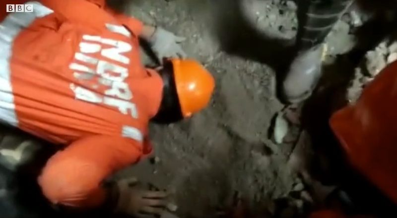 Un bărbat, prins sub dărâmături, s-a filmat în timp ce-și lua adio de la soția lui Un bărbat, prins sub dărâmături, s-a filmat în timp ce-și lua adio de la soția lui