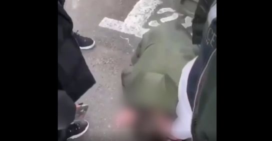 băiat umilit de c&acirc;țiva adolescenți