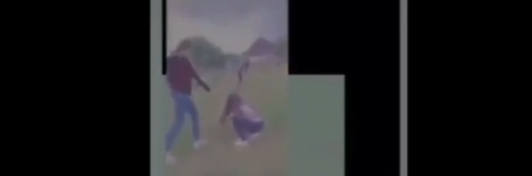 O copilă maltratează un cățel