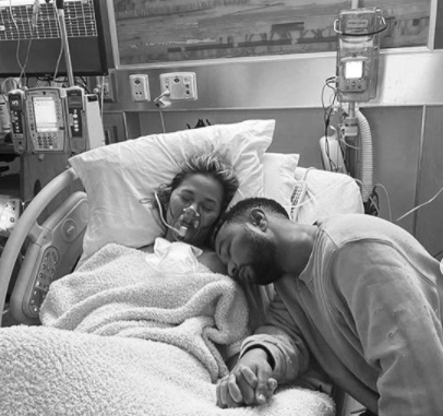 Chrissy Teigen si John Legend Chrissy Teigen