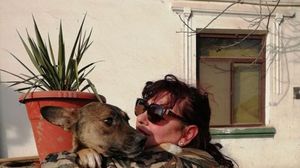 Proprietarea adapostului, în brațe cu una din cățelușele luate din curtea lui Gheorghe Dincă Catelusa Gheorghe Dinca