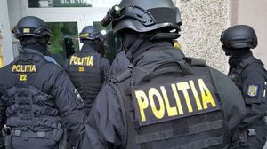 Doi polițiști din București au fost reținuți