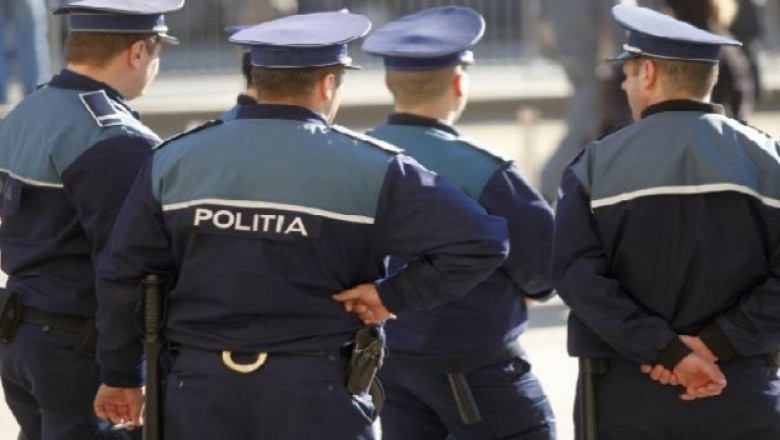 Doi polițiști din București au fost reținuți