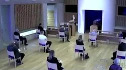 Înmormântare oprită, după ce un bărbat a vrut să-și consoleze mama. Acuzații dure, după ce nu a păstrat distanța fizică