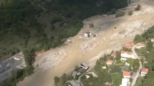 Inundaţiile au măturat un cimitir din Franţa. Unele cadavre au ajuns în Italia