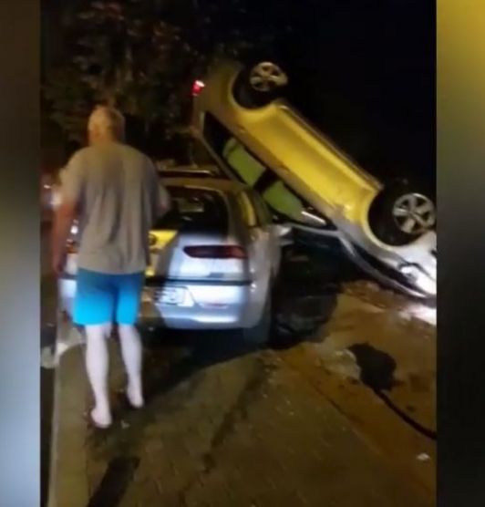 Mașina răsturnată