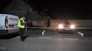 Descoperire macabră în Timiș. Trupul unei femei a fost scos cu excavatorul din curtea casei. Fiul este suspectat că și-a omorât și îngropat mama