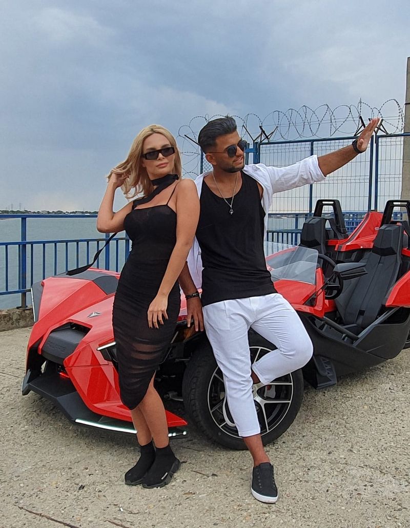 Yani Zaharia si Otilia