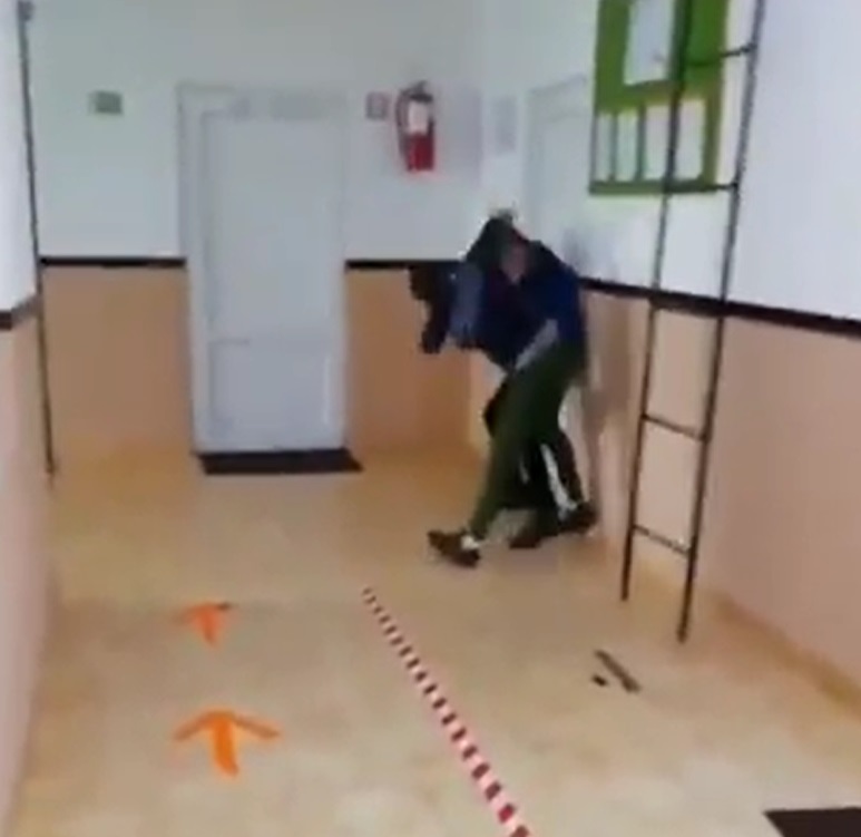 Elev, bătut și umilit de colegi, chiar pe holurile școlii