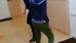 Elev, bătut și umilit de colegi, chiar pe holurile școlii. Băiatul este luat la pumni, în timp ce un alt copil filmează
