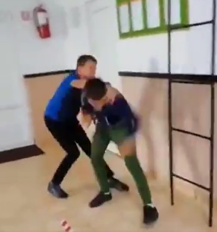 Elev, bătut și umilit de colegi, chiar pe holurile școlii