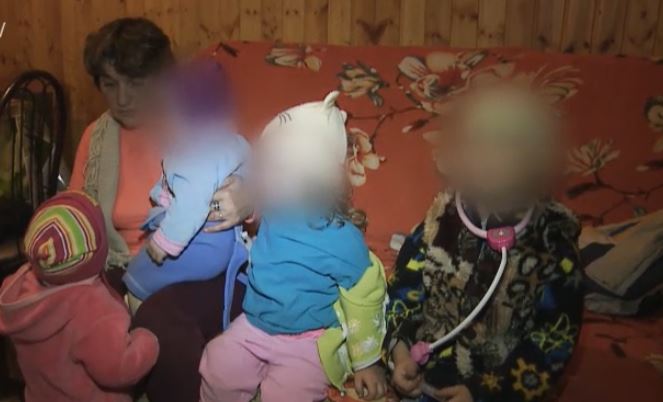 Cei 5 copii micuți in grija bunicii
