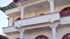 Leo de la Strehaia își vinde palatul