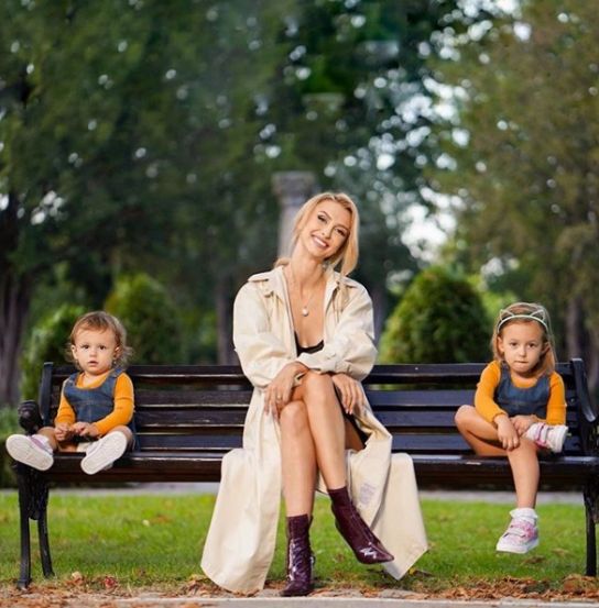 Andreea Bălan își crește singură cele două fetițe