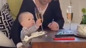 Bunica și bebelușul au devenit celebri pe internet