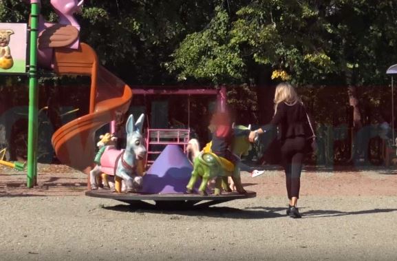 Bianca Drăgușanu, singură cu copiii &icirc;n parc