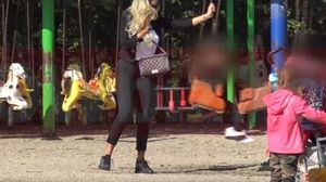 Bianca Drăgușanu, singură cu copiii în parc